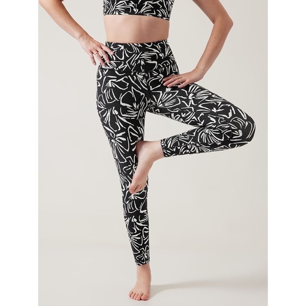 Athleta Elation Textured 7/8 Tight Leggings Black White Abstract Swirl Sz XS